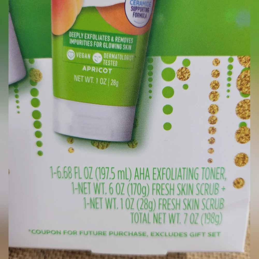 St Ives 3 piece gift Set toner and 2 kinds of scrub